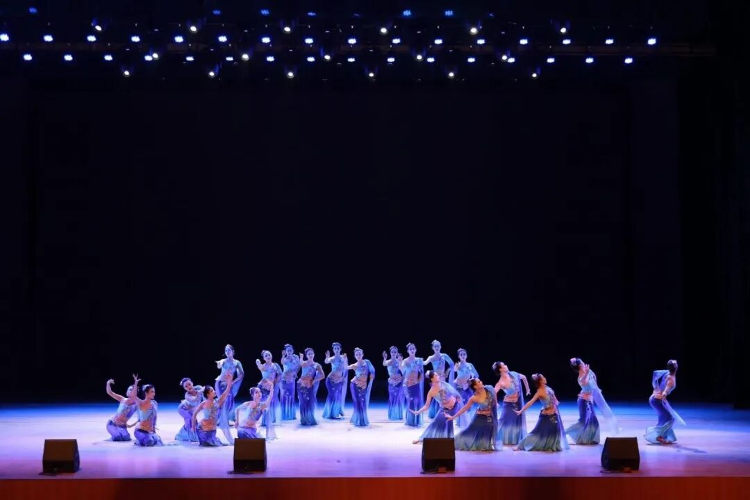 热烈祝贺允能舞团傣族舞荣获西京学院校级舞蹈大赛第二名！